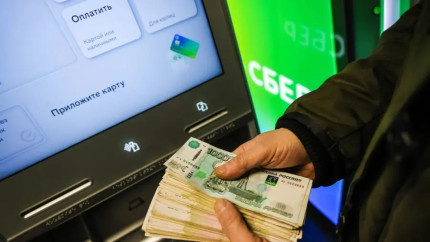Temerile privind economia îi determină pe ruși să retragă sume colosale din bănci. Milioane de oameni preferă numerarul