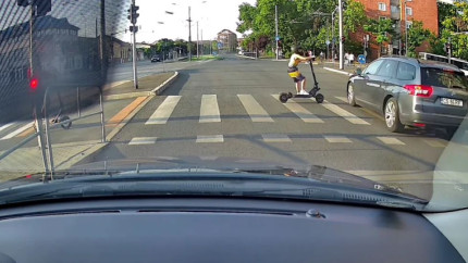 Copil pe trotinetă la un pas să fie spulberat pe trecerea de pietoni de o mașină în Timișoara după ce trece pe roșu. Polițiștii anchetează cazul  VIDEO