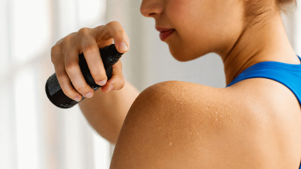 Trendul viral de pe TikTok care îi îngrijorează pe dermatologi. Ce este medicamentul Barbie care promite să te ajute să te bronzezi
