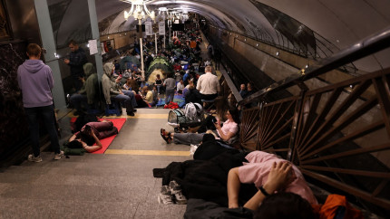 Atacurile rusești recente au evidențiat lipsa adăposturilor din Kiev unde mii de oameni s-au refugiat în stațiile de metrou