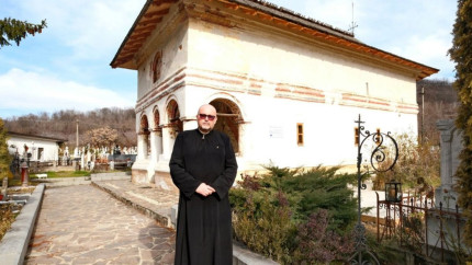 Un preot a fost ales președinte al PSD Topoloveni în prezența lui Marian Neacșu. El a fost desemnat urmaș la conducerea orașului de către cel mai longeviv primar din România prezent în funcție din 1989. Regulile BOR interzic clericilor apartenenţa la un partid politic