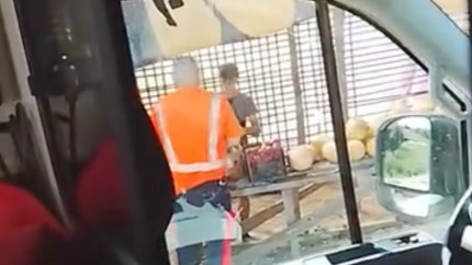 Anchetă la Bacău după ce echipajul unei ambulanțe aflate în misiune s-a oprit să cumpere pepeni deși avea în mașină un copil care se simțea rău
