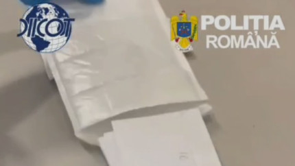 35 de doze de cocaină descoperite într-un colet cu destinația Austria. O femeie arestată