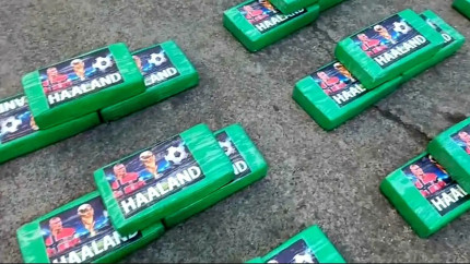 Poliția din Ecuador a confiscat aproape 470 de kilograme de cocaină  drogurile erau transportate în pachete cu imaginea lui Erling Haaland