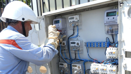 Guvernul cere oficial populației companiilor și instituțiilor publice reducerea consumului de energie electrică între orele 1900 și 2300