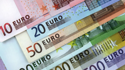 Euro a ajuns la cel puţin 530 lei la cursurile standard ale băncilor. Unde poate fi cumpărat mai ieftin