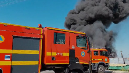 Incendiu puternic la o hală de deșeuri și mase plastice din Băicoi. Populația avertizată prin RO-ALERT din cauza fumului dens