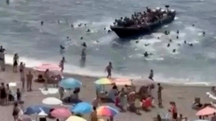 Scene incredibile pe o plajă din Spania peste 60 de migranți au sărit dintr-o barcă sub privirile uluite ale turiștilor  VIDEO
