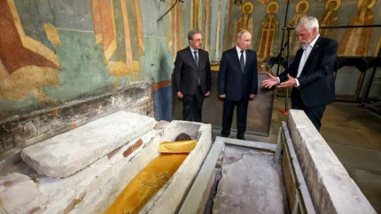 S-au băgat moaște noi la Kremlin Putin s-a rugat în fața osemintelor cneazului Dmitri Donskoi descoperite recent într-o catedrală din Moscova  VIDEO