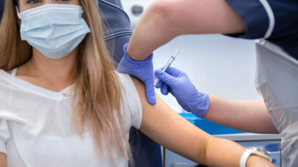 Speranță uriașă pentru bolnavii de cancer noul vaccin personalizat cu ARNm reduce riscul reapariției melanomului