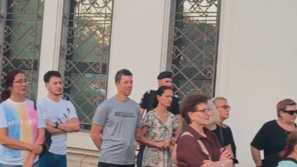Câteva zeci de participanți la manifestația anti-Pahonțu de la Cotroceni. Mesaj pentru Dan Te-am votat și ne-ai trădat