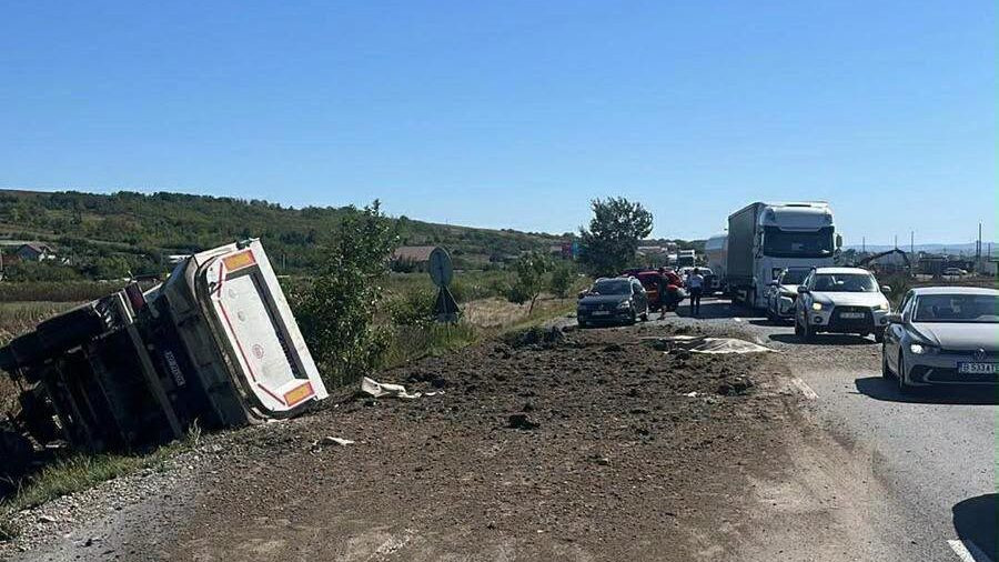 Accident cumplit în județul Iași. Un șofer de 45 de ani a murit după ce un camion s-a răsturnat peste mașina sa