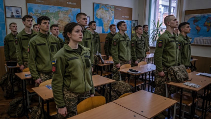 Copiii războiului din Ucraina cum sunt pregătiți într-un sistem cu disciplină militară