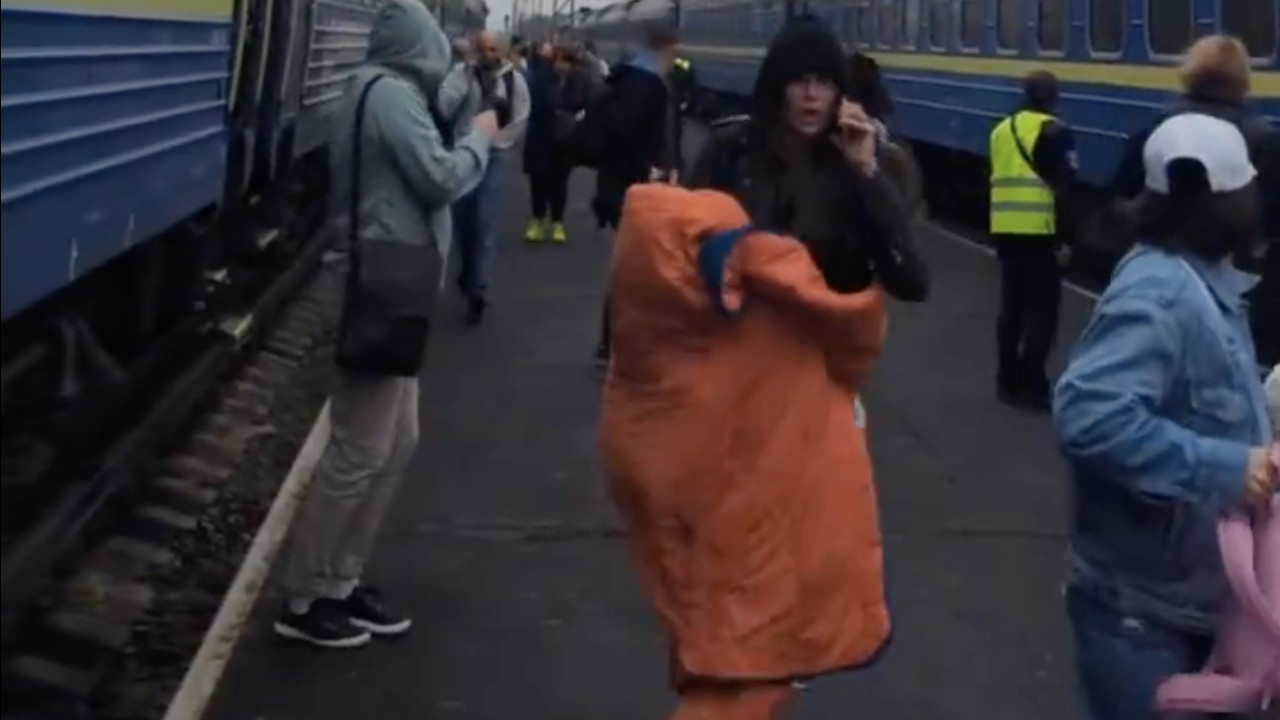 Rusia a atacat un tren cu civili aproape de granița cu Polonia. Un alt atac la 800 de metri de Polonia - VIDEO