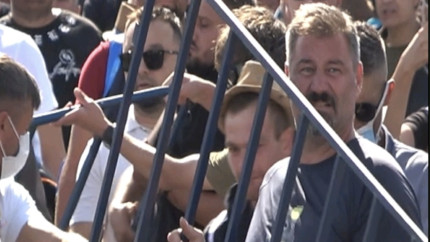 Membri AUR prinși de mascați după ce au participat la violențele din Piața Victoriei. Filmați când aruncau cu garduri au agresat și jurnaliști