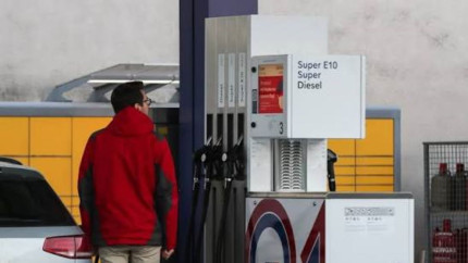 Aproape 5 lei din prețul fiecărui litru de benzină merg la bugetul de stat în România. Vezi țările UE unde taxele sunt și mai mari