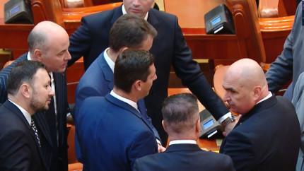 Rezultatul votului din Parlament. Guvernul Mureșan a obținut 182 de voturi