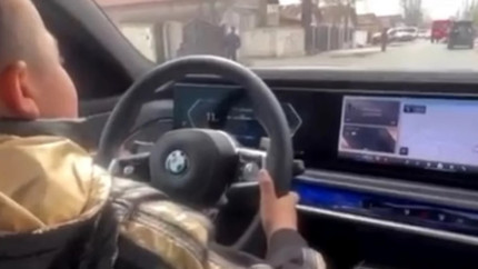 Copilul de 9 ani al unei familii de români oprit pe când circula haotic cu un SUV pe străzile din Marsilia. Tatăl lui aflat pe scaunul pasagerului avea la el un cuțit