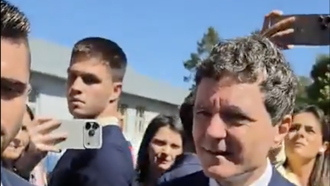 Aurist infiltrat lângă președintele Dan Ucrainenii o duc mai bine ca noi am văzut prin București mașini de lux. Reacția tăioasă a lui Nicușor Dan - VIDEO