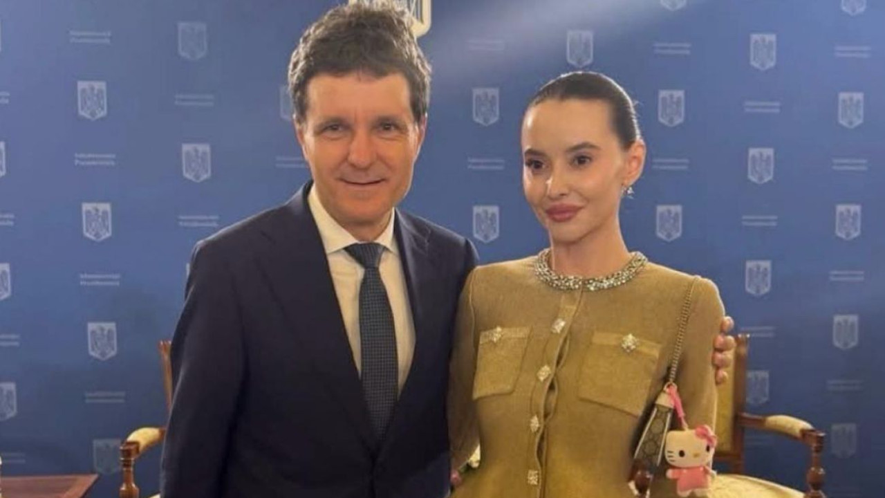 Fake news amplificat de mașinăria de intoxicare a Moscovei. Cine este de fapt tânăra cu poșeta Hello Kitty fotografiată lângă Nicușor Dan