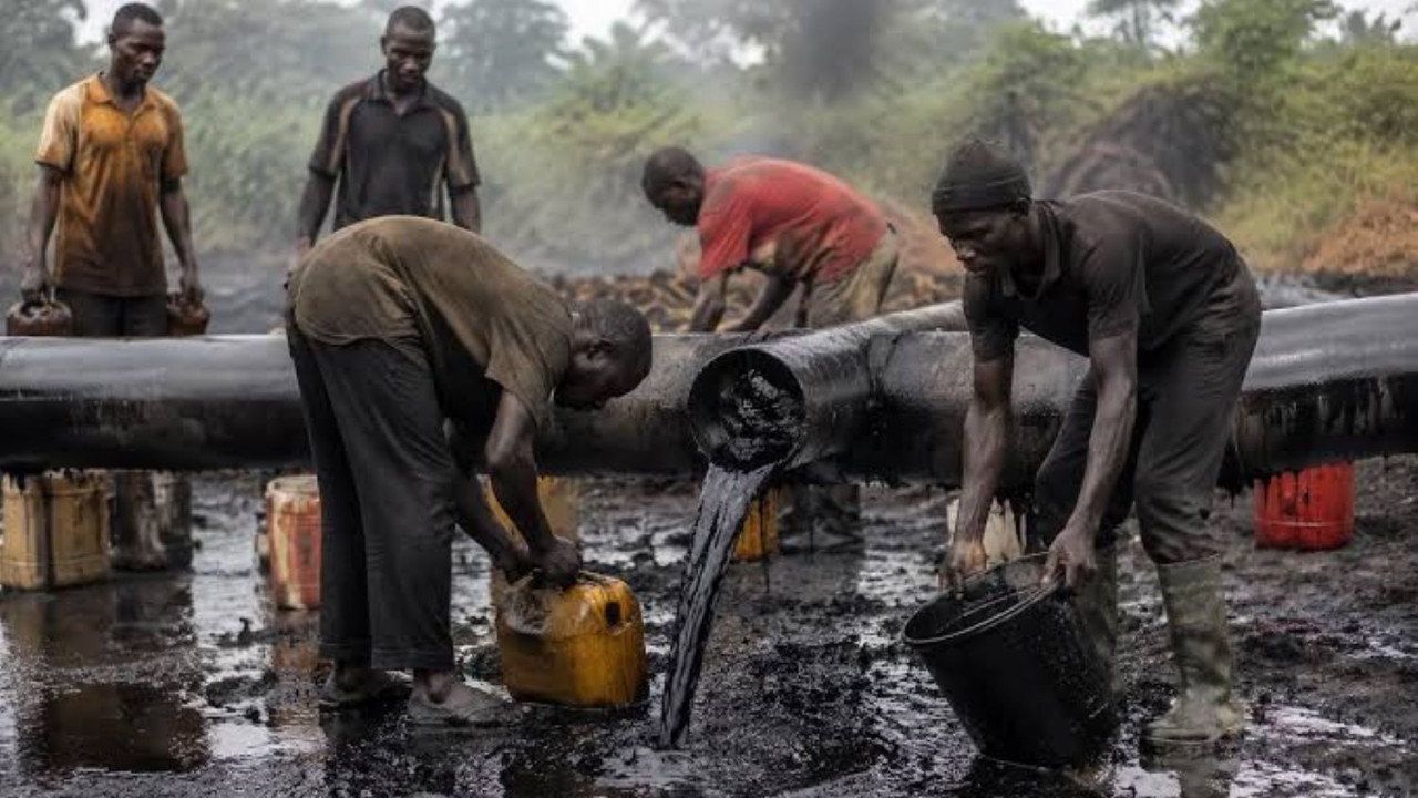 Cel puțin 37 de persoane au murit în Nigeria după ce au inhalat vapori toxici în timp ce furau petrol dintr-o conductă