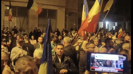 Revoluție în noapte în fața Arestului Central sute de oameni scandează Georgescu președinte Mâine domnul președinte va fi eliberat