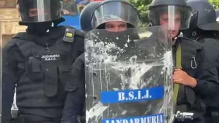 Bilanț după violențele din Piața Victoriei 47 de persoane duse la Poliție 10 jandarmi răniți și două autospeciale avariate