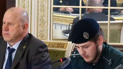 VIDEO Fiul lui Kadîrov este semianalfabet se chinuie să citească un discurs deși conduce Consiliul de Securitate al Ceceniei. El are doar 18 ani