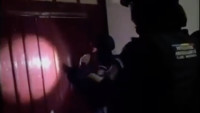 Culcat. Zeci de suveraniști săltați de mascați cu noaptea în cap percheziții legate de violențele din Piața Victoriei 8211 VIDEO