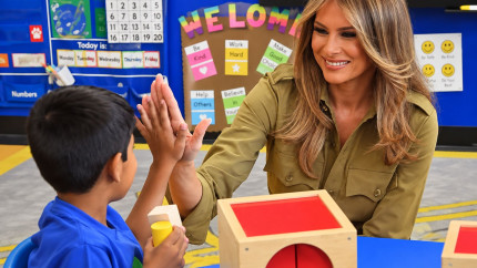 Melania Trump pariază pe inteligența artificială în educație Să tratăm inteligența artificială așa cum ne-am trata propriii copii oferindu-i putere dar și o îndrumare atentă