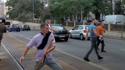 Ar trebui să dăm foc la trei-patru blocuri. Discuție filmată între manifestanții aduși în Piața Victoriei - VIDEO