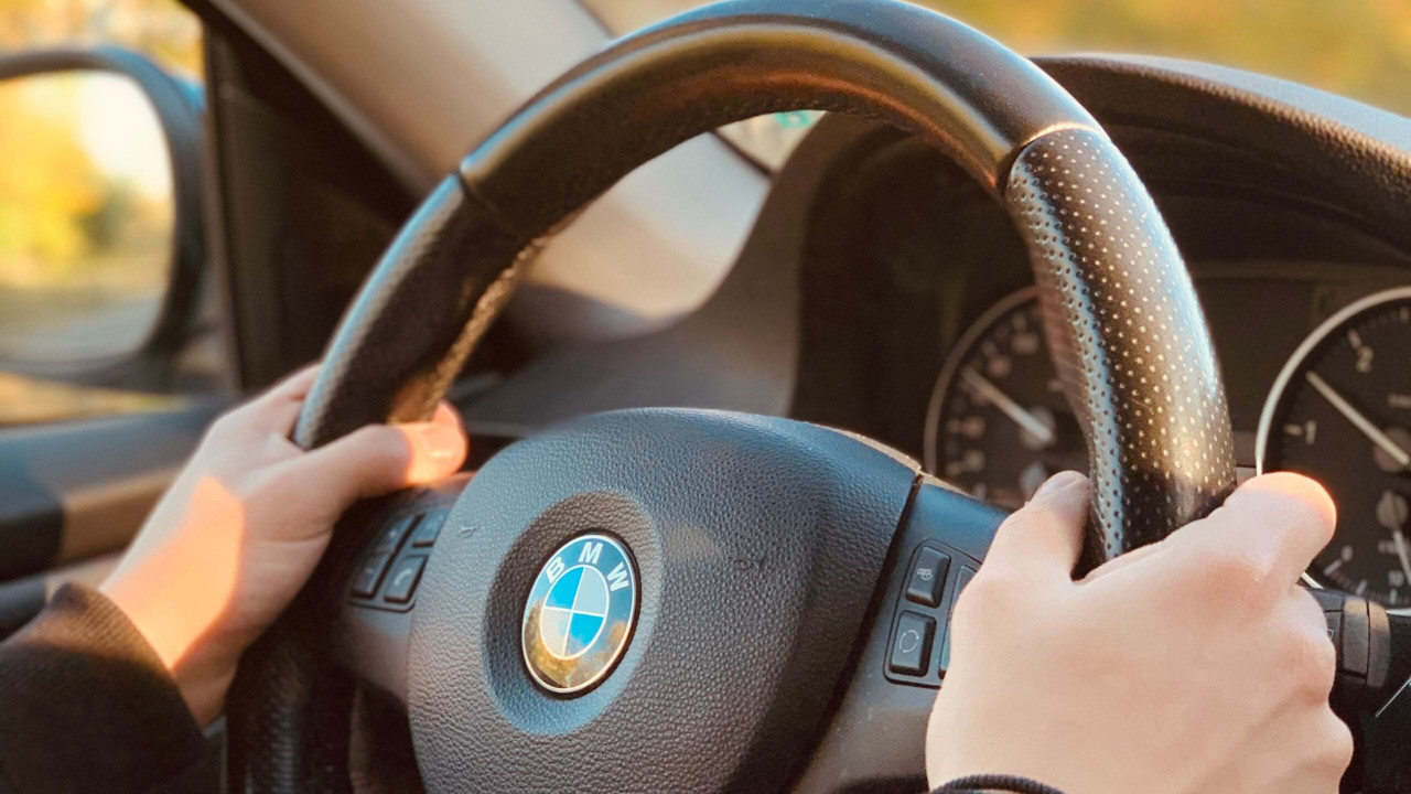 Șoferii începători ar putea avea interzis la mașinile puternice Restricția s-ar aplica în primii doi ani de permis