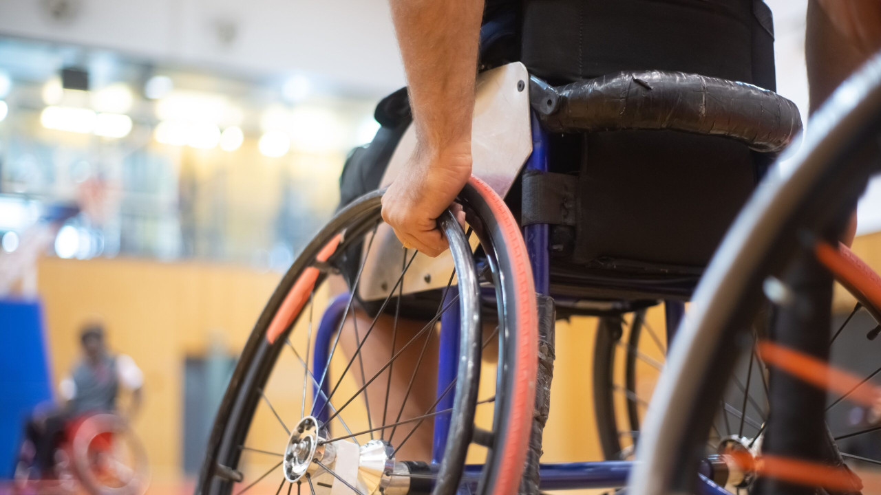 Premieră medicală patru tineri paralizați au reușit să meargă din nou. Tehnologia dezvoltată în Italia le controlează pașii