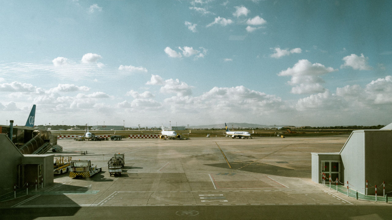 Haos pe aeroporturile din Rusia aproape 1.000 de închideri într-o singură lună. Dronele paralizează tot mai des traficul aerian