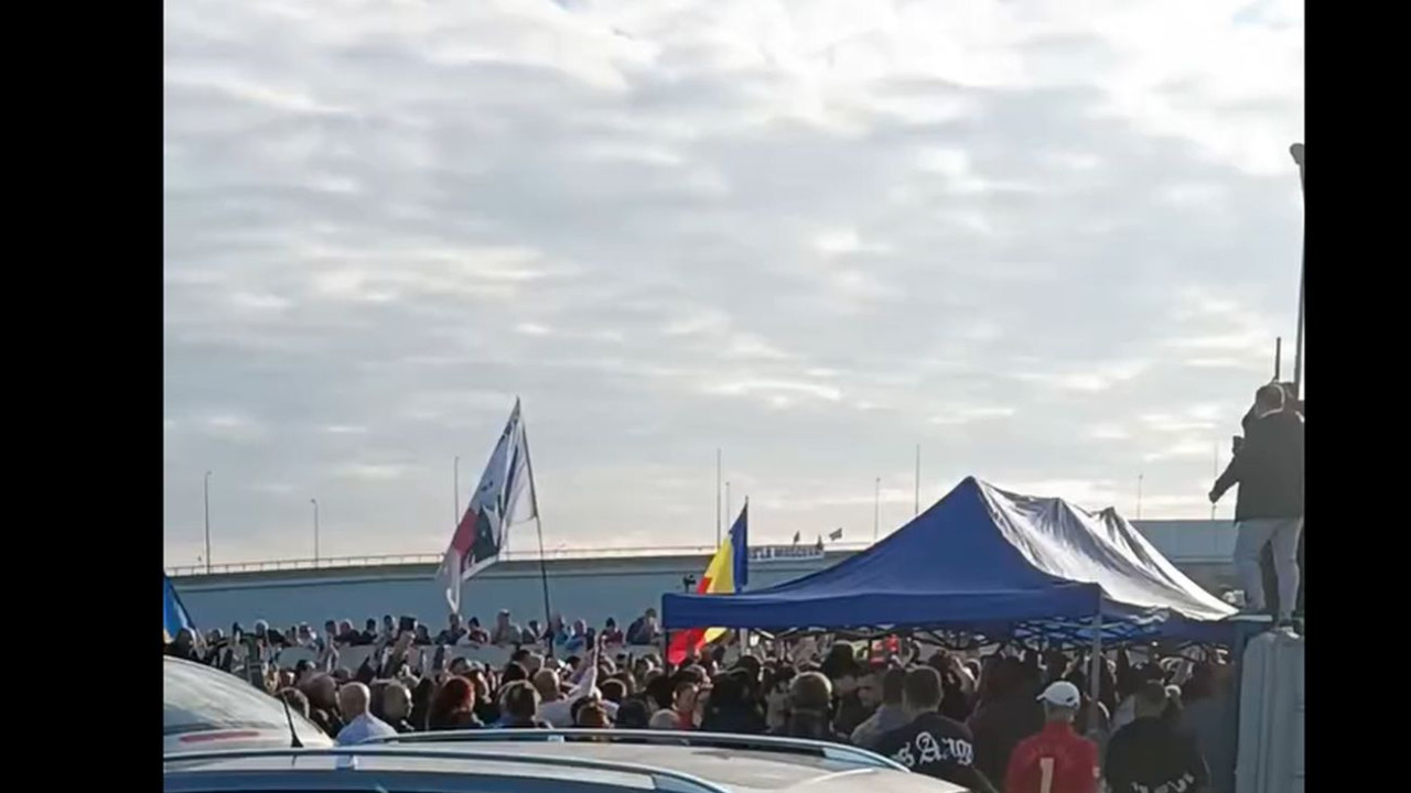 Hoți de buzunare printre susținătorii lui Georgescu. Momentul în care este furat un telefon Așa se fura în timpul tămbălăului - VIDEO