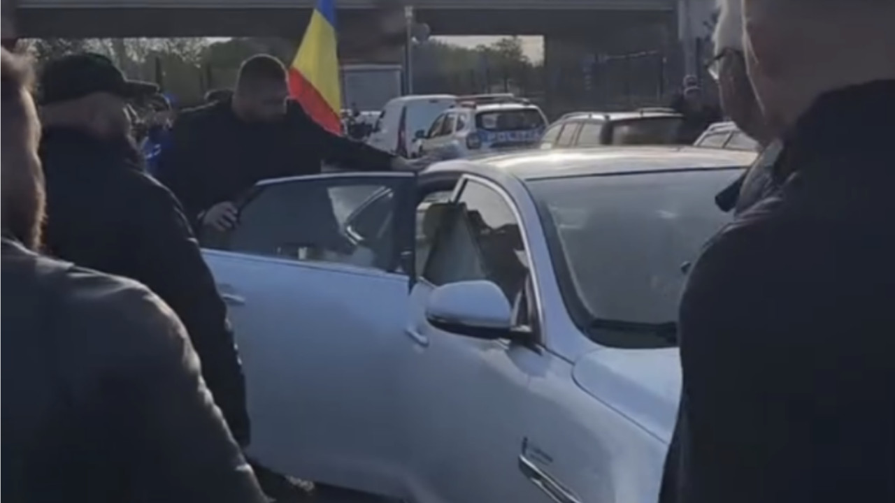 Jaguar XJ mașina de lux cu care Georgescu a venit la piața de vechituri din Oradea. AUR-iștii au scandat Bolojan Oradea nu-i a ta