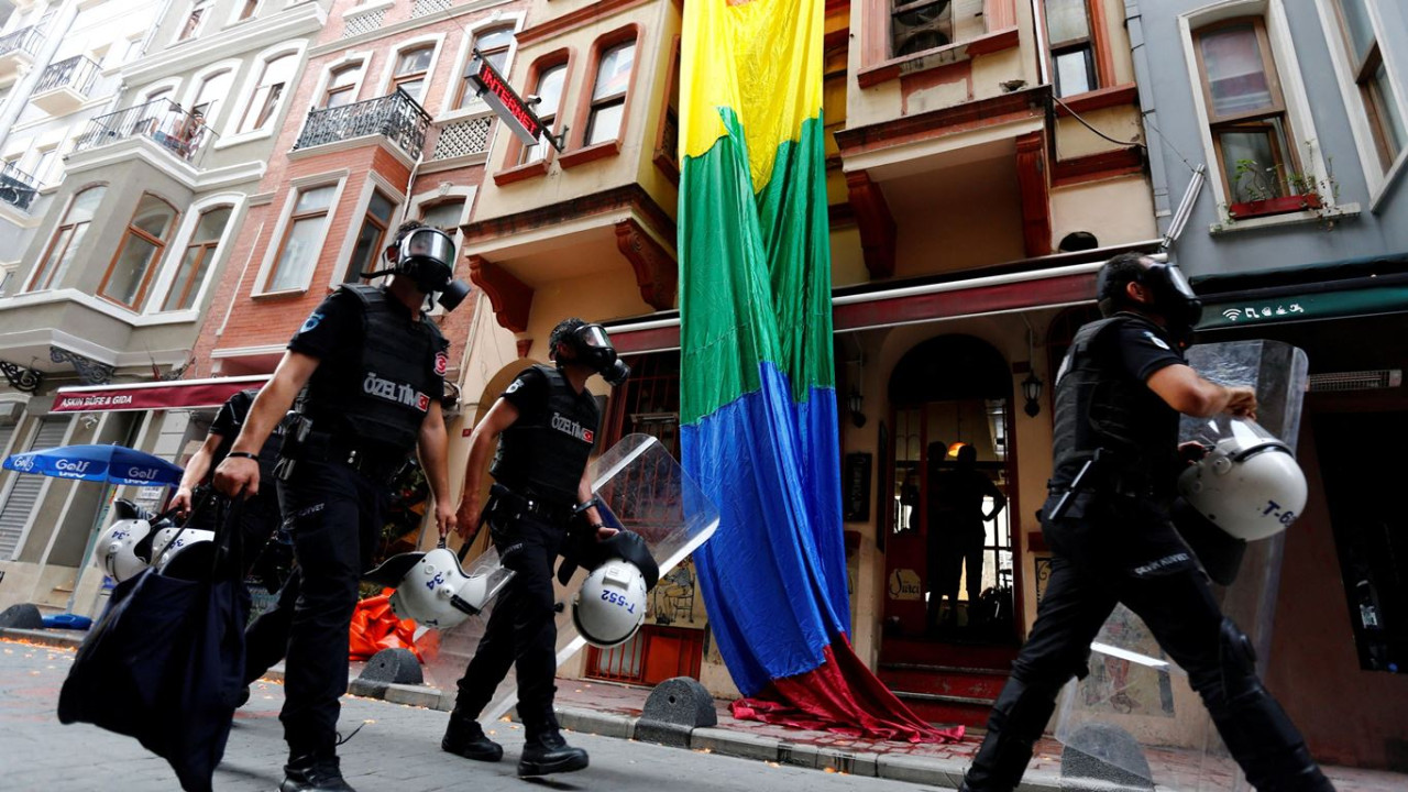 Regimul Erdogan a arestat zeci de membri ai comunității LGBTQ în urma unei serii de percheziții invocând protejarea familiei tradiționale