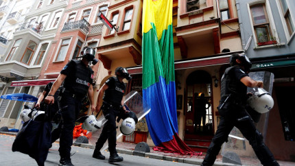 Regimul Erdogan a arestat zeci de membri ai comunității LGBTQ în urma unei serii de percheziții invocând protejarea familiei tradiționale