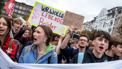 Mii de elevi și tineri au ieșit în stradă în Germania pentru a protesta împotriva revenirii serviciului militar obligatoriu