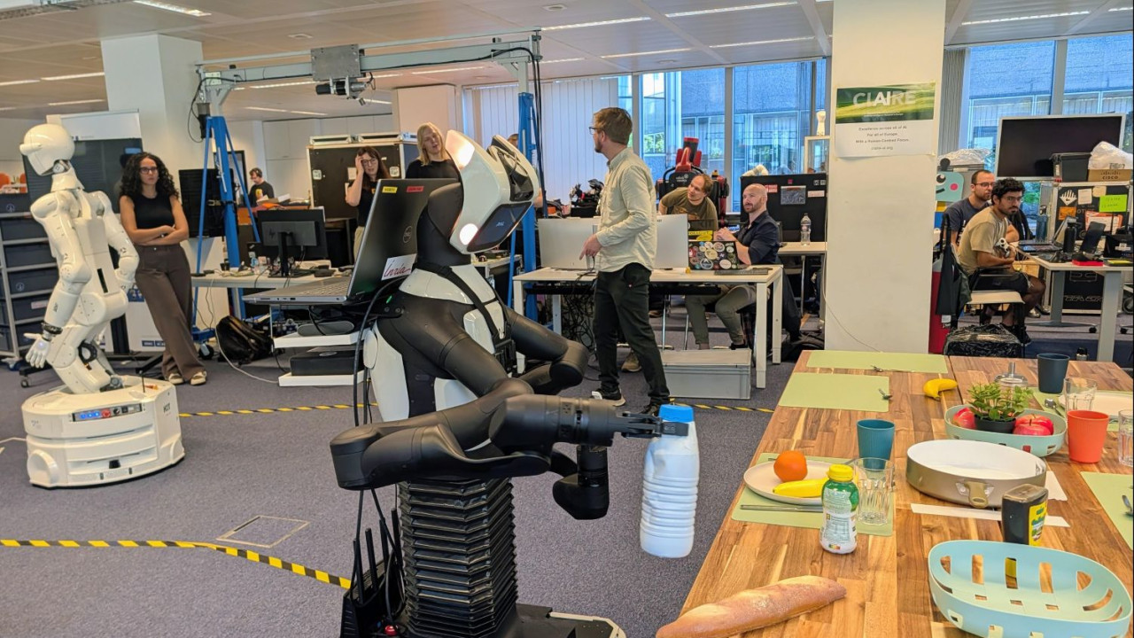 Roboții cu inteligență artificială au făcut spectacol la Bruxelles. Ei au strâns masa și au încărcat mașina de spălat vase  VIDEO