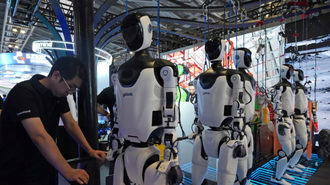 China pregătește roboți umanoizi pentru eventuale operațiuni de luptă urbană și misiuni în spatele liniilor inamice