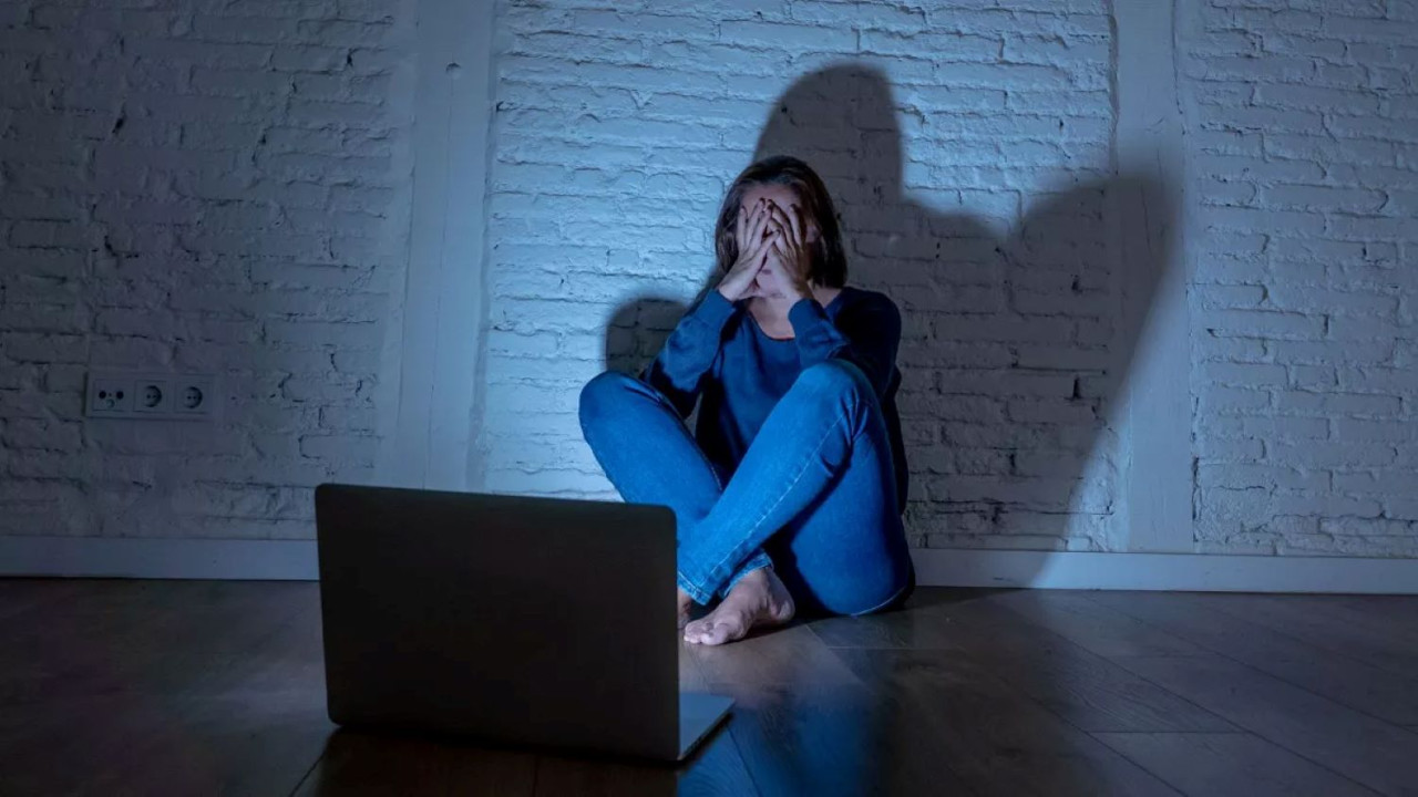 Un ieșean și-a terorizat ani la rând soția după despărțire publicând pe internet poze intime cu ea și trimițându-i bărbați acasă. El a fost condamnat la 5 ani și 3 luni de închisoare