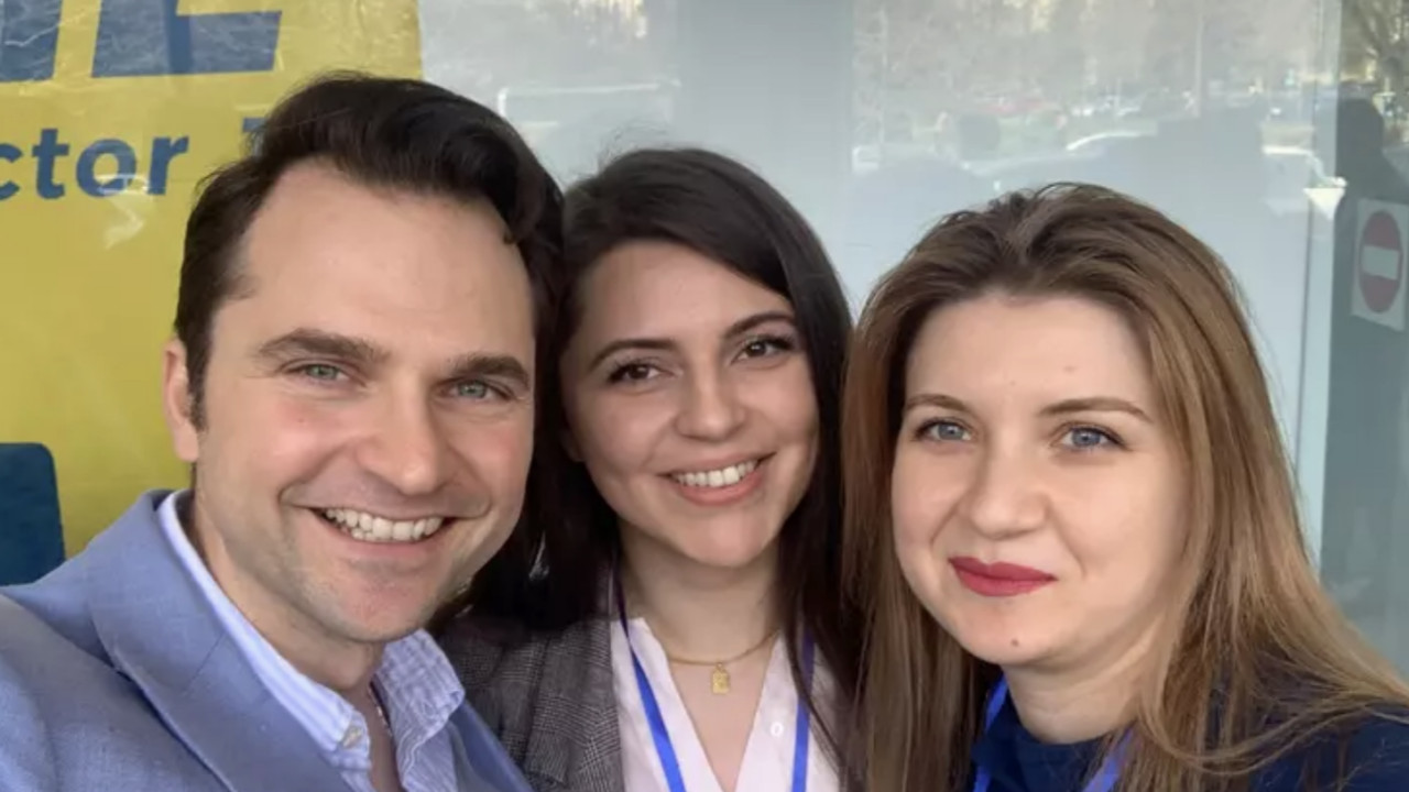 Încă o mare nuntă la nivel înalt ar putea participa și Bolojan. Directorul Poștei se însoară cu șefa de cabinet a premierului