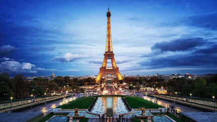 De ce câștigă extrema dreaptă Femeile angajate la Turnul Eiffel au fost restrase de la posturi la solicitarea unui grup de turiști hinduși. Toți angajații au intrat în grevă