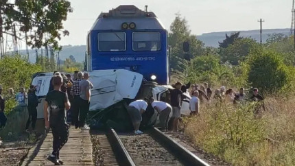 Tragedie în Galați patru persoane între care o fetiță de 7 ani au murit după ce o autoutilitară a fost lovită de tren