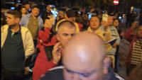 Noua scandare din fața Arestului Central Cristela Georgescu este prima doamnă. Un membru în conducerea ICR îl compară pe Georgescu cu Iisus 8211 VIDEO