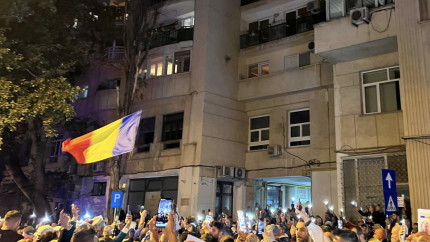 Manifestanții de la Arestul Central îi atacă pe locatarii din zonă Aici locuiesc foști securiști. S-au gândit să arunce cu ouă în mulțime jandarmii să îi identifice. Atât îi duce capul ouăle au ajuns și pe hainele noastre