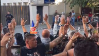 A cincea noapte de strigăte în fața Arestului Central. Locatarii nu mai suportă au început să arunce cu ouă 8211 VIDEO