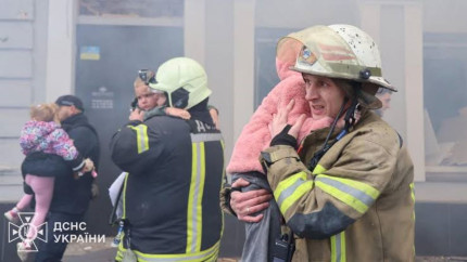 Cel puțin șapte persoane inclusiv trei copii ucise într-un bombardament rusesc asupra orașului Zaporijia la câteva ore după ce Trump a bătut palma cu Putin