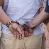 În Olt un bărbat beat și fără permis a furat o mașină cu tot cu copilul aflat înăuntru și a intrat într-un cap de pod. Minorul a ajuns la spital